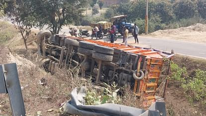 Sitamarhi News: truck loaded with sand broke divider and fell 15 feet from road, driver and Helper escaped