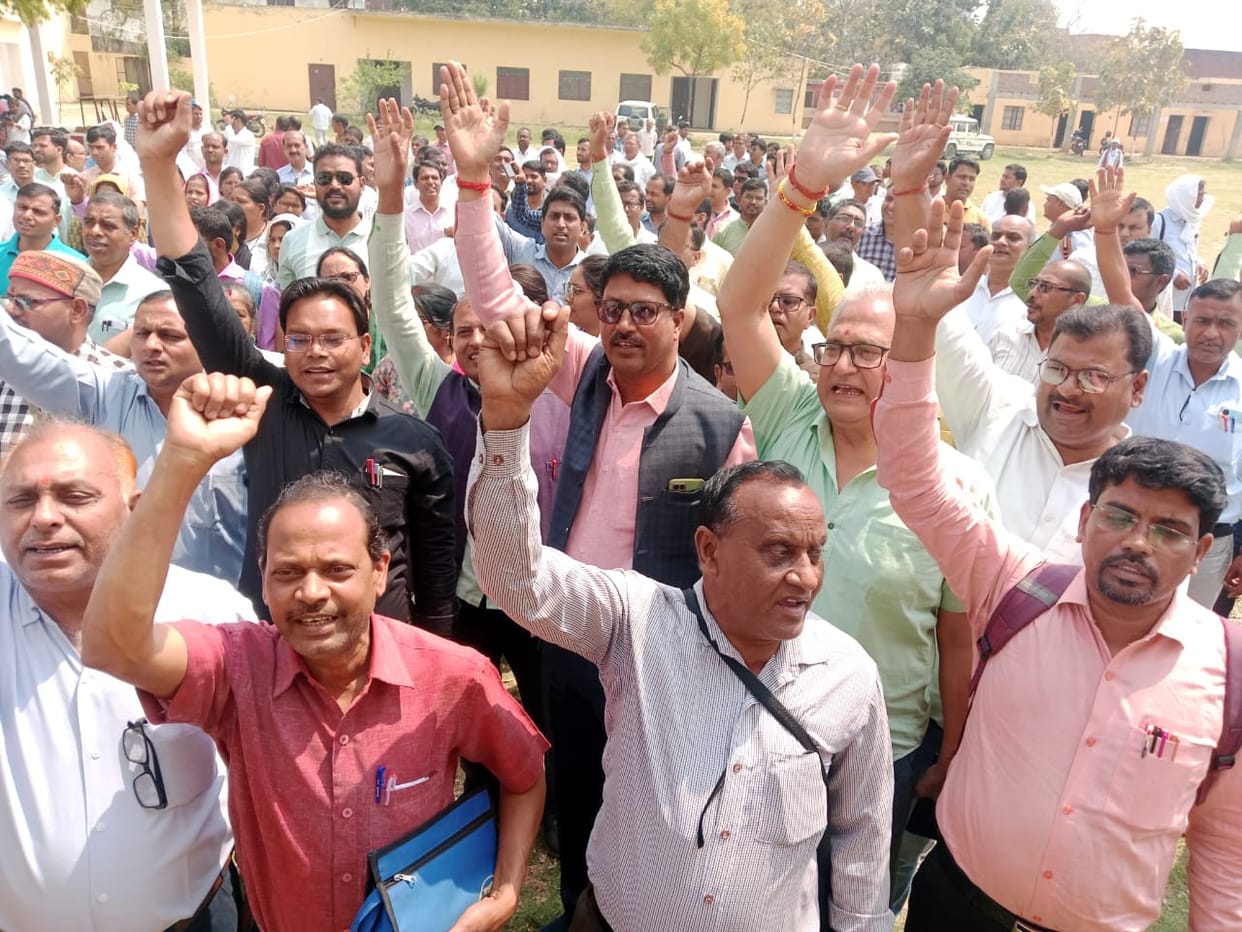 teacher murder case strike of teachers by stopping evaluation of UP board exam copies