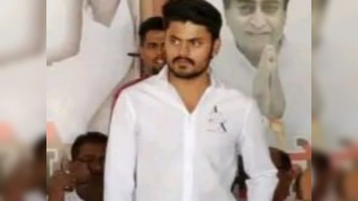 Tikamgarh News: Municipality Chairman's son Adil Malik beats up police constable, case registered