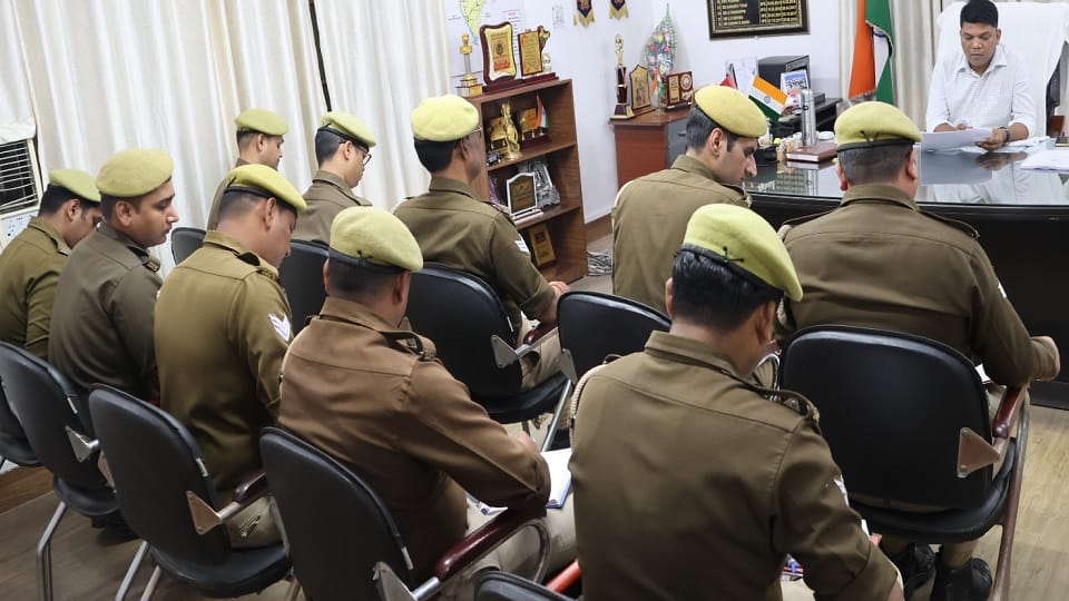 Amroha: FIR against doctor for molesting female officer, there was a dispute during examination medicines