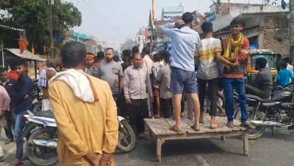 Vaishali News: Goods and cash worth ten lakhs stolen from hardware shop; People blocked the road in protest