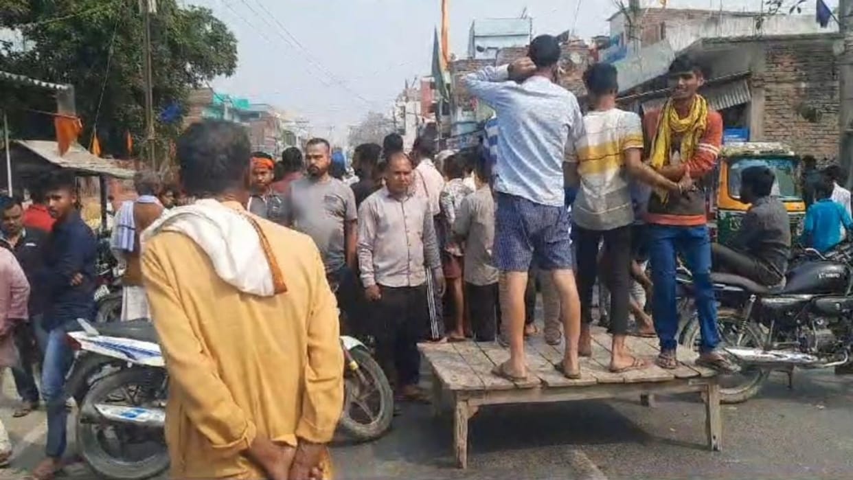 Vaishali News: Goods and cash worth ten lakhs stolen from hardware shop; People blocked the road in protest