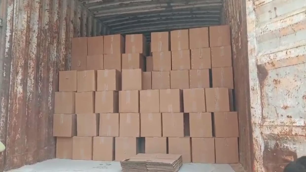 ahraura police and Excise Department recovered Liquor worth 2.5 crore rupees in mirzapur smugglers are arreste