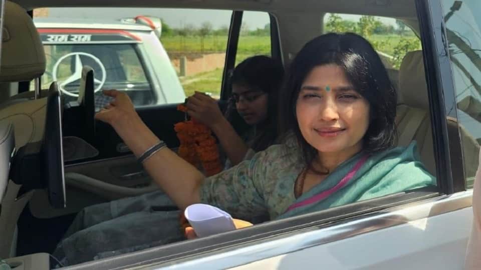 Akhilesh Yadav daughter Aditi Yadav has huge fan following seen with mother Dimple in lok sabha elections 2024