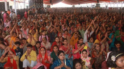 Bageshwar Baba Dhirendra Krishna Shastri in Moradabad, pandal echoed with cheers as soon as he reached stage