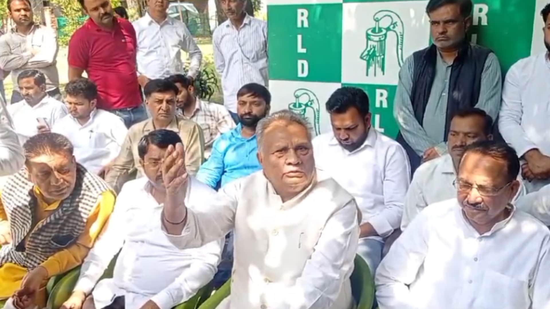 पत्रकारों से बात करते त्रिलोक त्यागी