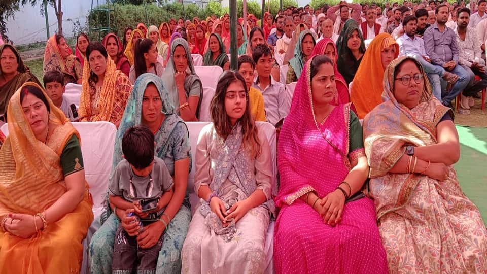 Akhilesh Yadav daughter Aditi Yadav has huge fan following seen with mother Dimple in lok sabha elections 2024