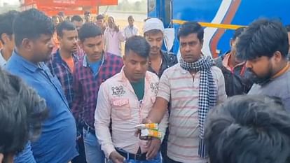 Holi 2024: होली में बस से भी बिहार आ रहे तो बरतें यह सावधानी, वरना इनकी तरह सीधे पहुंच जाएंगे जेल Bihar News: Liquor found in bag of a traveler coming to Darbhanga to celebrate Holi, Bihar Police