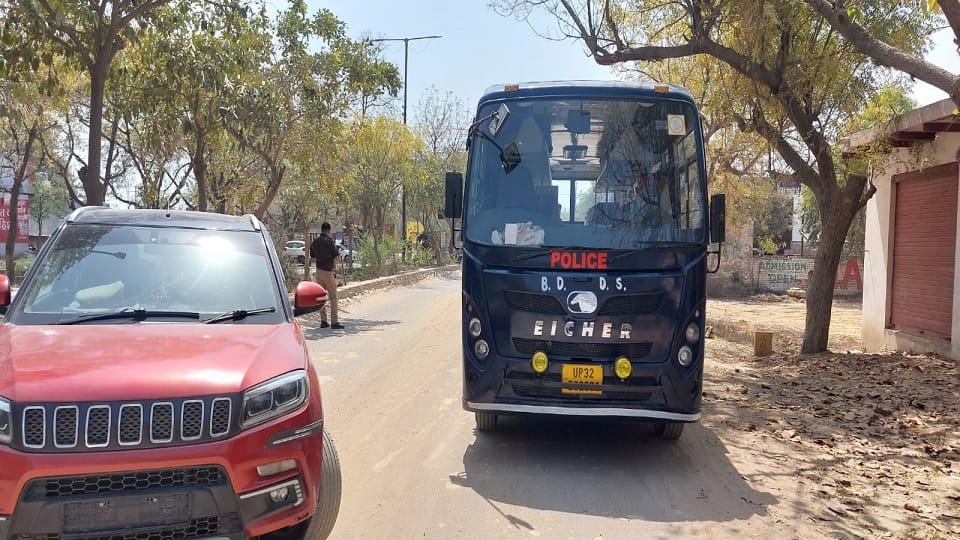 Information about bomb on Vayu Bihar route police reached spot Bomb disposal team engaged in investigation