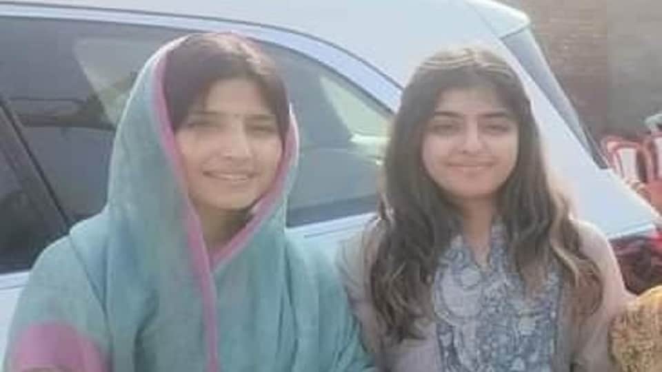 Akhilesh Yadav daughter Aditi Yadav has huge fan following seen with mother Dimple in lok sabha elections 2024