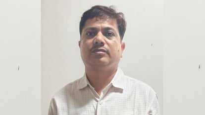 UP: राज्य कर के डिप्टी कमिश्नर रिश्वत लेते गिरफ्तार, 20 लाख के जीएसटी रिफंड के बदले मांगे थे दो लाख रुपये Deputy Commissioner of tax department arrested while taking bribe.