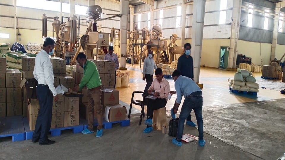 Raid on Mahesh edible oil 469 kg spices seized