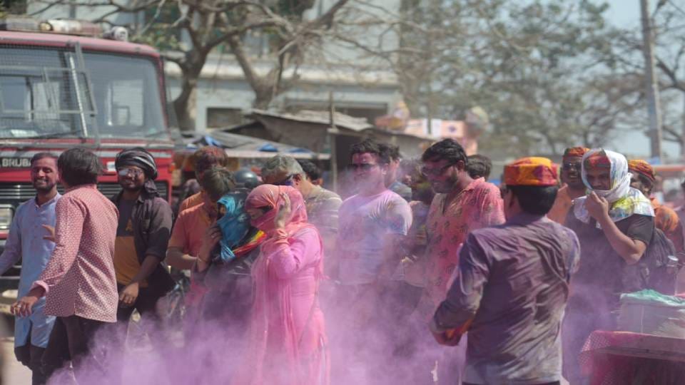 See supernatural scenes of Lathmar Holi in Nandgaon in pictures