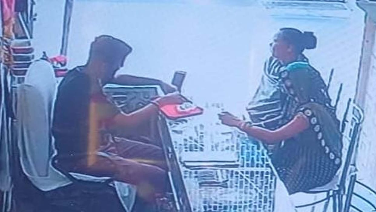 Jalaun: Two women stole from the shop