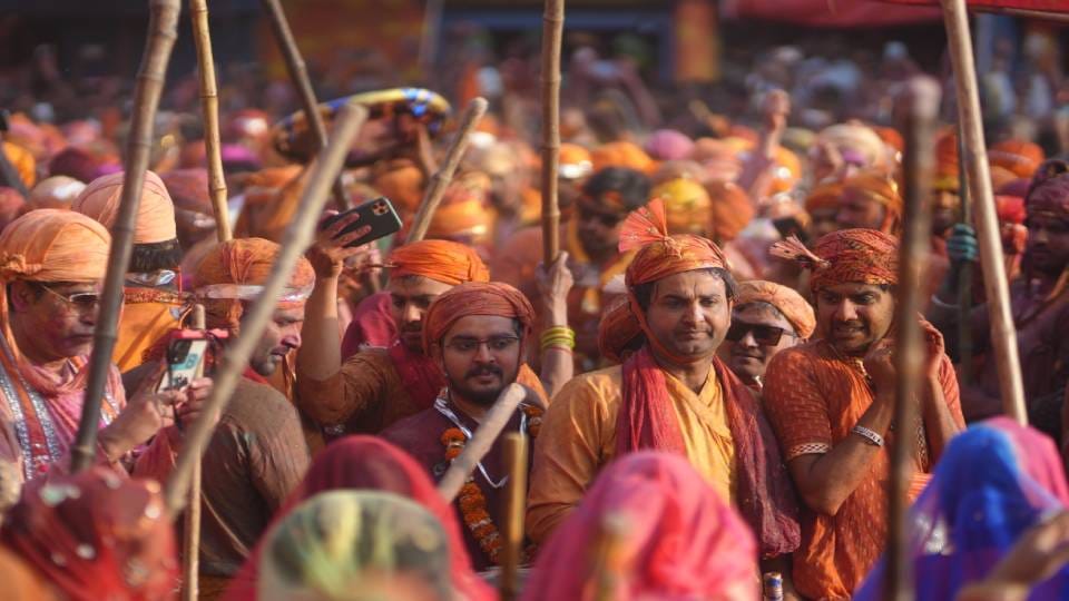 Barsana ki Gori Phaguva Mangan aayin watch scenes of Nandgaon Lathmaar Holi live in pictures