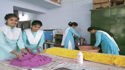 होली आई रे: सुगंधित गुलाल से चेहरे होंगे लाल-पीले, फूल-अरारोट, खाद्य रंग-खुशबू से छात्राएं बना रही रंग-गुलाल TR College students of Aligarh are making fragrant colors and gulal