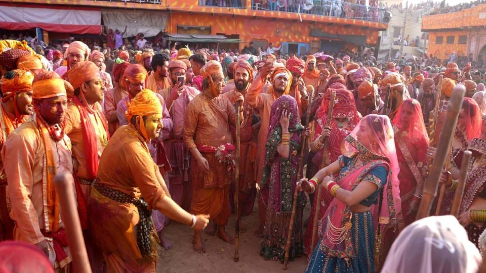 Barsana ki Gori Phaguva Mangan aayin watch scenes of Nandgaon Lathmaar Holi live in pictures