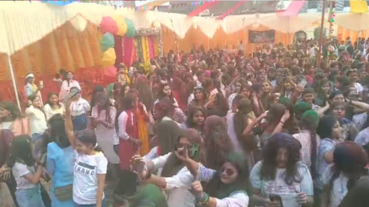 Color festival in Lahuri Kashi in Abir Gulal flew wildly Ghazipur