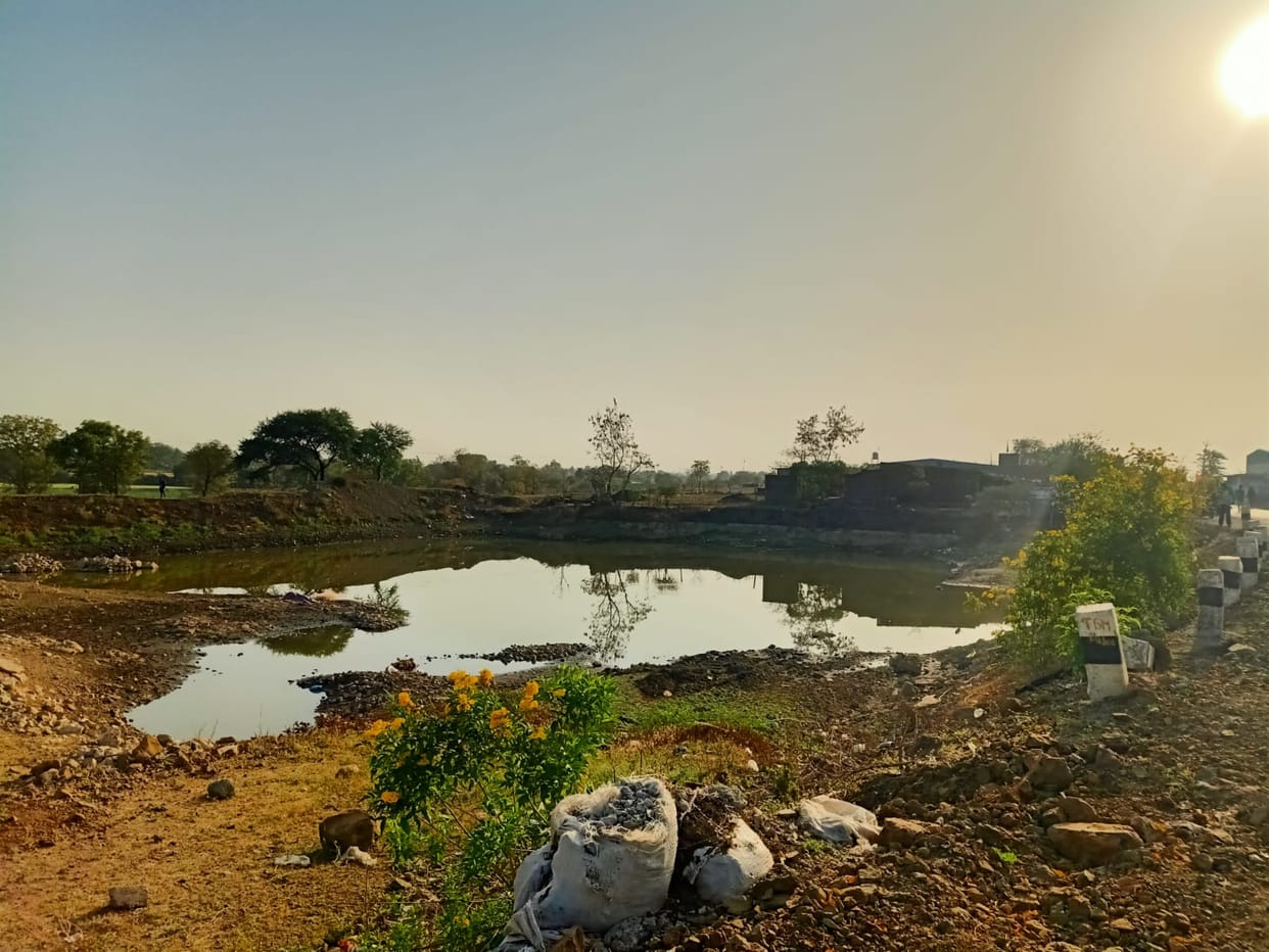 Indore: A person who went fishing in the pond under the influence of alcohol died after getting entangled in h