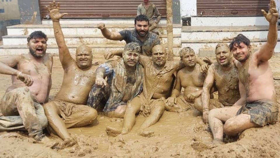 tradition of playing Holi with mud is going on in Naujheel of Mathura