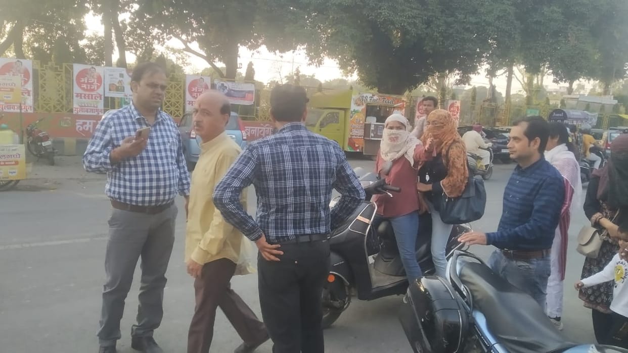 Illegal vehicle stand was running right under the nose of Municipal Corporation, bullies argued with the team