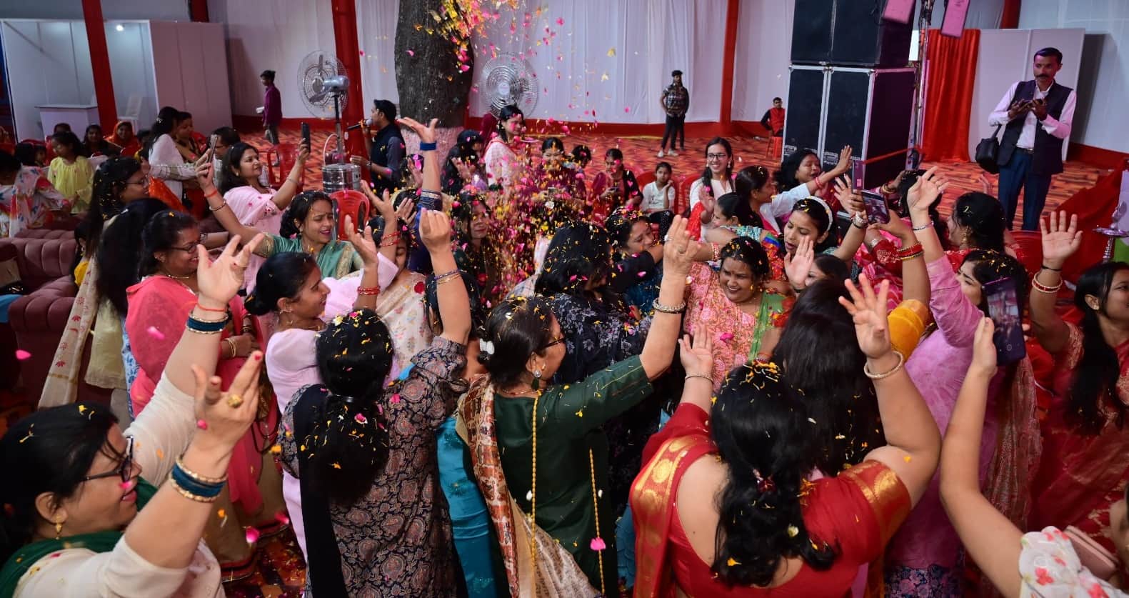 Amar Ujala Gaon Mahotsav, Holi of flowers played in Phagunotsav, second day dedicated to women empowerment