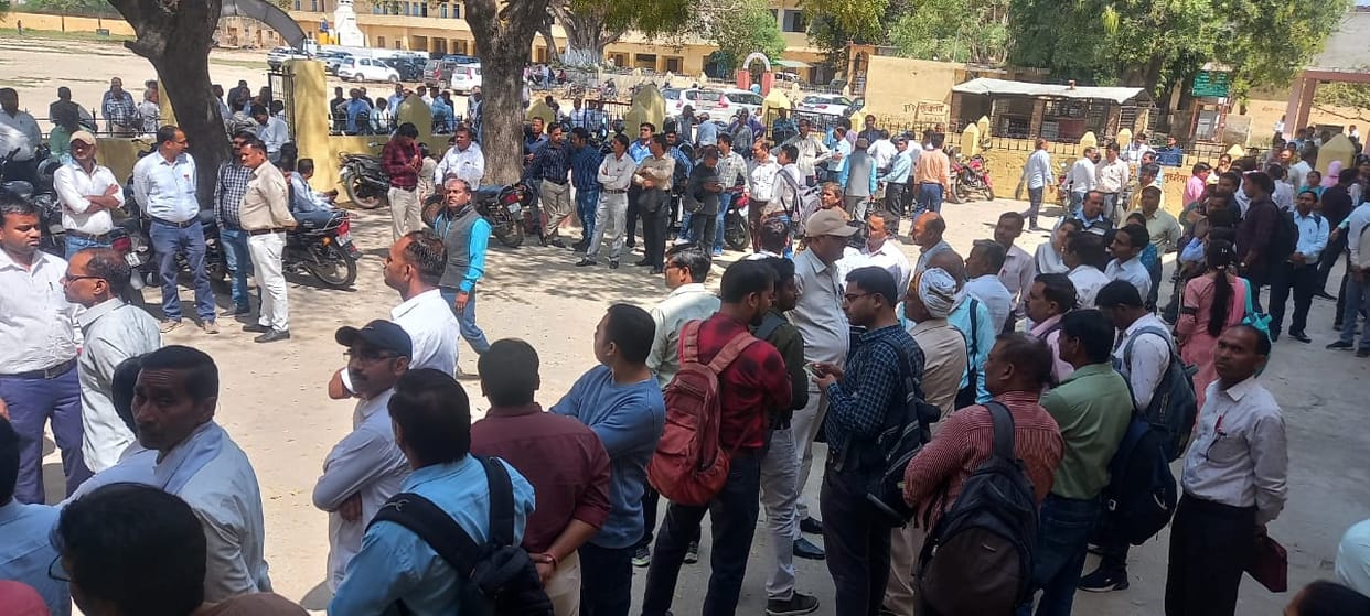 Kanpur Dehat, Evaluation work stopped, teachers protested, demanded strict action against the constable