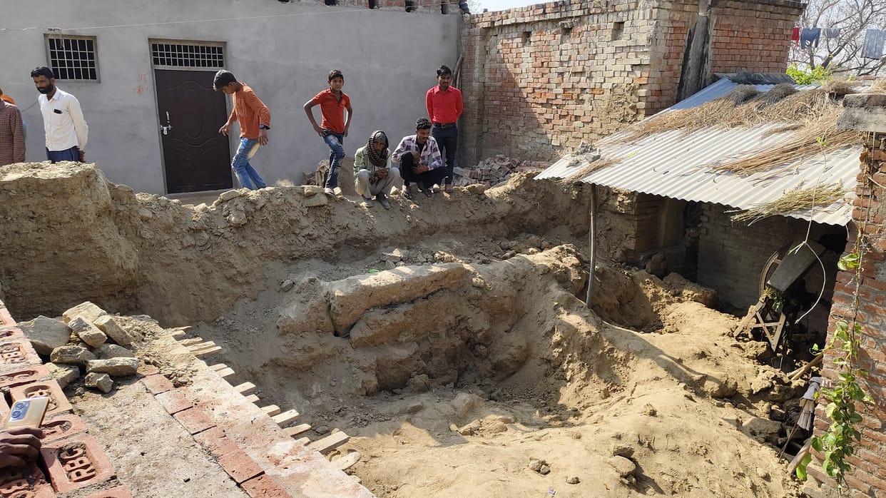 A mud wall collapsed while digging a pit, father died after being buried under the debris, two sons injured