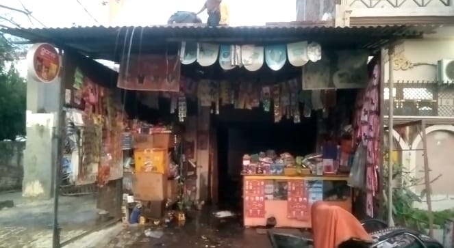 General store caught fire due to short circuit, goods worth lakhs burnt to ashes, fire brigade brought it unde