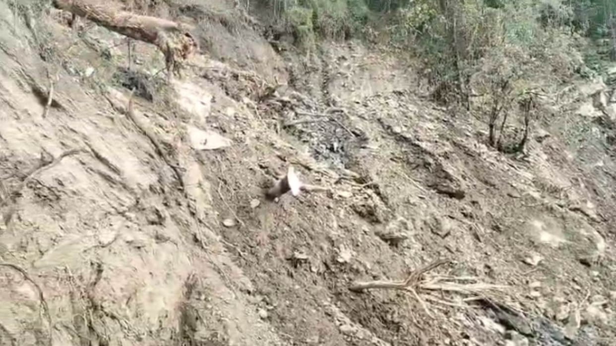 Uttarkashi Landslide occurred during road cutting cracks appeared in many houses Uttarakhand News in hindi
