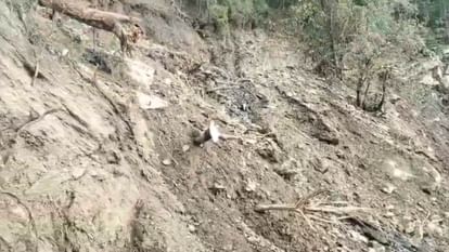 Uttarkashi: सड़क बनाने के लिए पहाड़ी काटने के दौरान भूस्खलन, मजदूरों ने भागकर बचाई जान, कई घरों में आई दरारें Uttarkashi Landslide occurred during road cutting cracks appeared in many houses Uttarakhand News in hindi