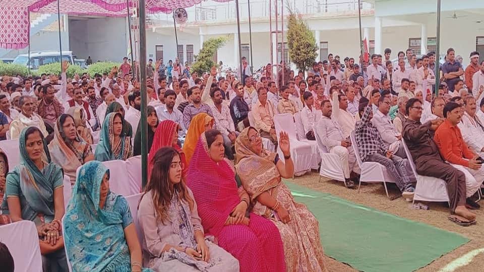 Akhilesh Yadav daughter Aditi Yadav has huge fan following seen with mother Dimple in lok sabha elections 2024