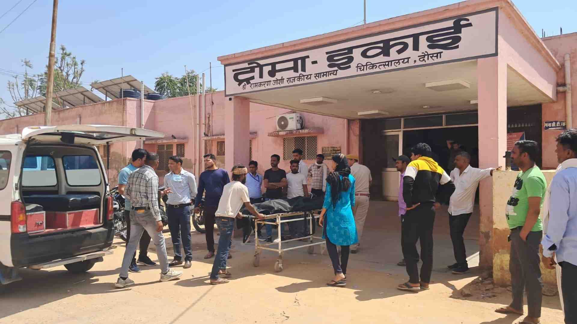 मॉर्चरी में ले जाया गया शव।