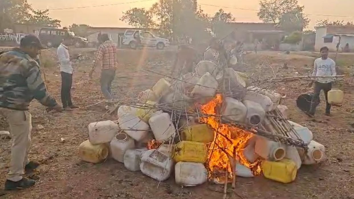 Katni News Police burnt Holi of illegal liquor seized 130 liters of country liquor