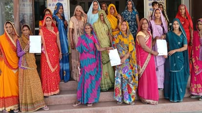 डिप्टी कलेक्टर से मिली महिलाएं
