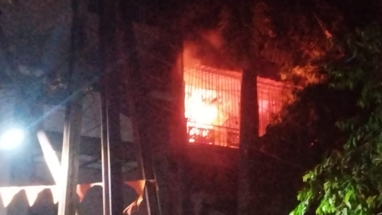 Khargon Fire broke out in third floor of house controlled with help of five fire brigades