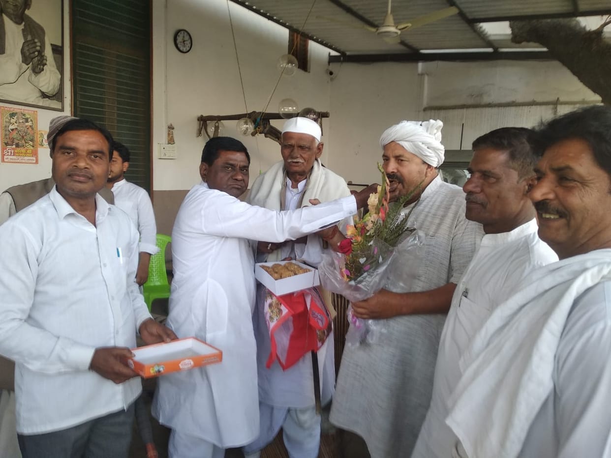 SP MLC Kiran Pal meet with chaudhary naresh tikait in sisauli of Muzaffarnagar
