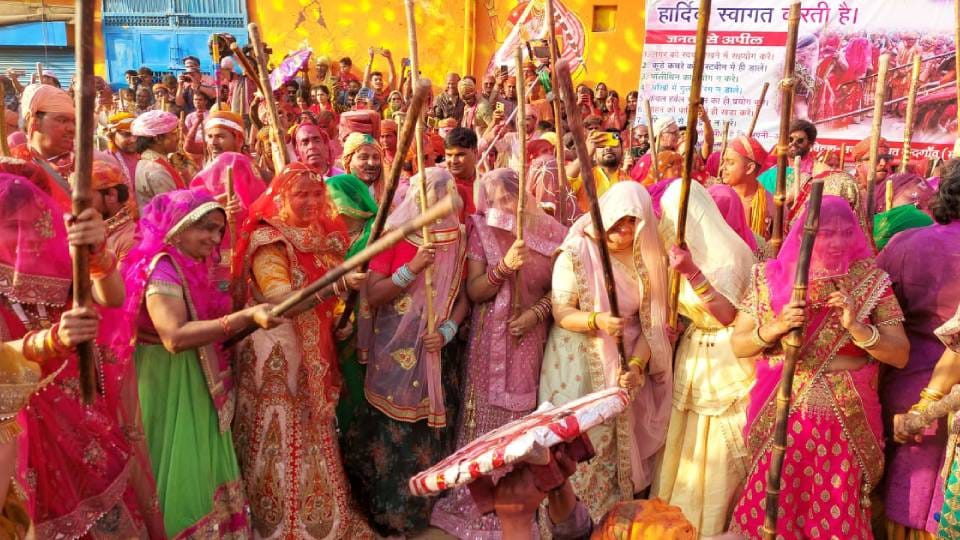 Lathamar Holi was played in Nandgaon Mathura Thousands of devotees danced to beats of drums