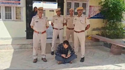 पुलिस की गिरफ्त में आरोपी।