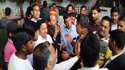 Bar Association officials surrounded thana on allegation of indecency with advocate by police In Mathura