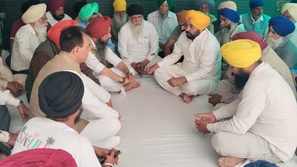 Cm Bhagwant mann Reached house of constable Amritpal Singh martyred during encounter with gangster