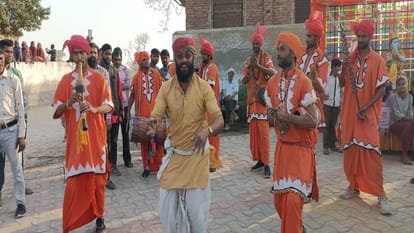 place of appearance of Radharani in Mathura Devotees played Holi with enthusiasm at Rawal Dham