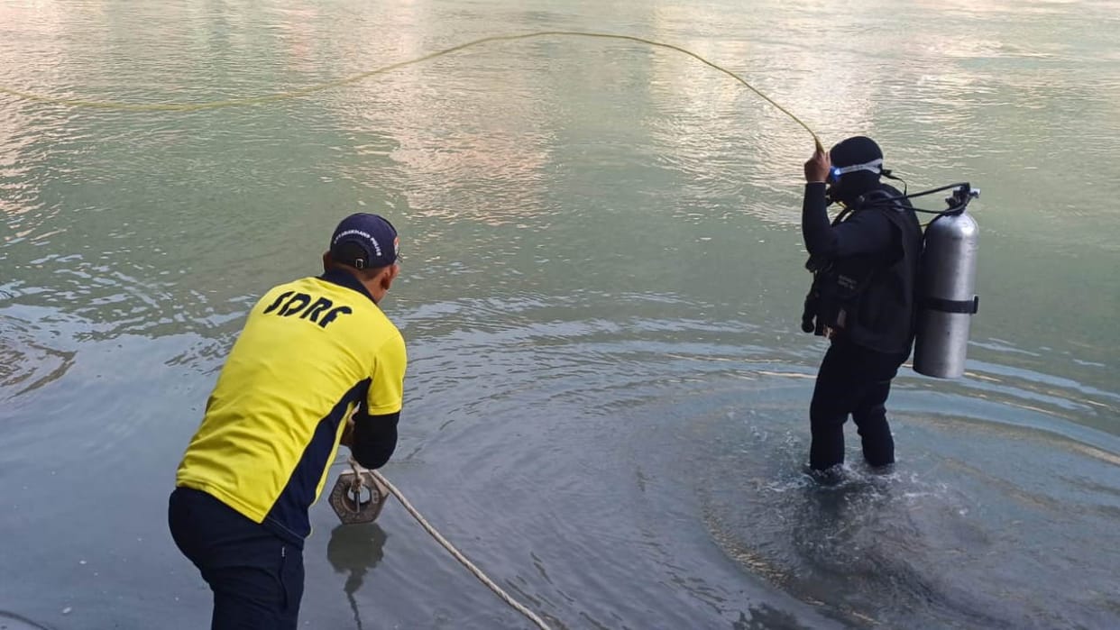 Young man bathing in the river with friends drowned Rishikesh Uttarakhand News in hindi