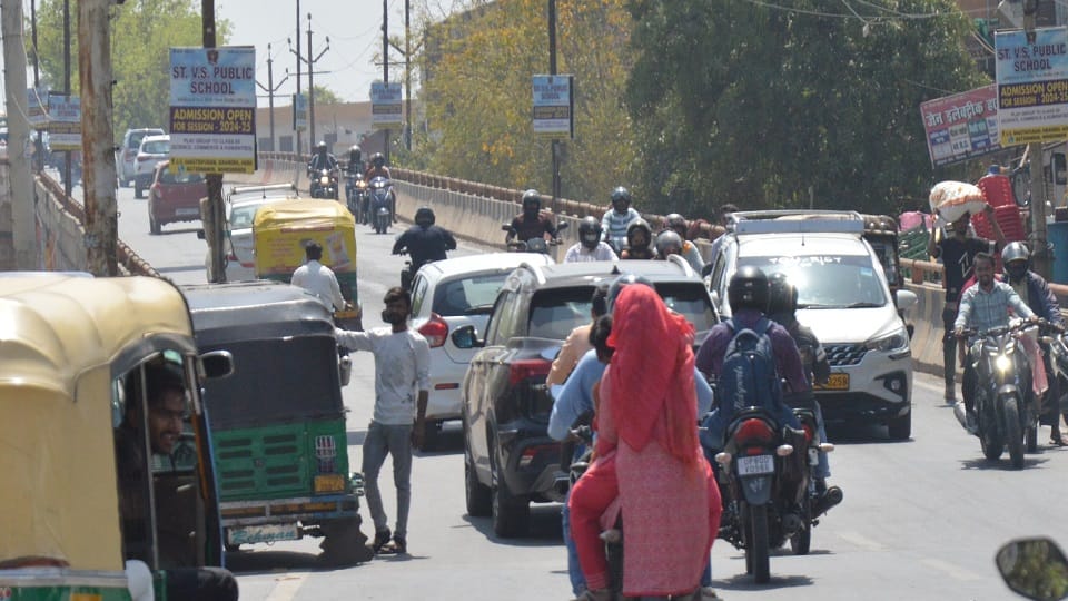 Sikandra bridge made one-way without information people kept getting worried