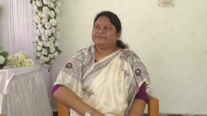 Sita Soren Resigns: हेमंत सोरेन की भाभी ने JMM से दिया इस्तीफा, जानें कौन हैं सीता सोरेन Sita Soren sister-in-law of former Jharkhand CM Hemant Soren has resigned from JMM