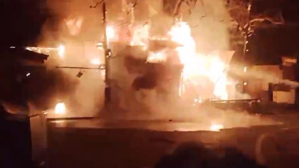 Fire breaks out in six shops of Sindhi market people lose their senses after seeing the flames