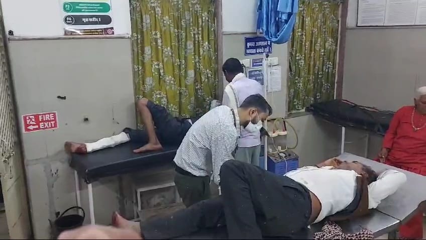Damoh: Three bike riding students came under the bus in Damoh, accident happened due to sudden opening of car