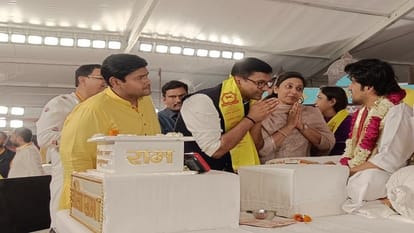 Mayor of Aligarh took refuge at the feet of Dhirendra Shastri