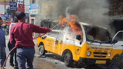 Haldwani-Suddenly a School Van burst into Flame, Fire breaks out in the van of Drone Public School in Haldwani