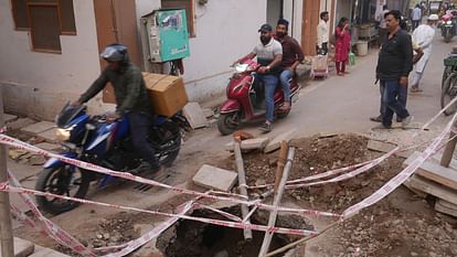 Varanasi Road caved in near CMO bungalow in Maldahiya